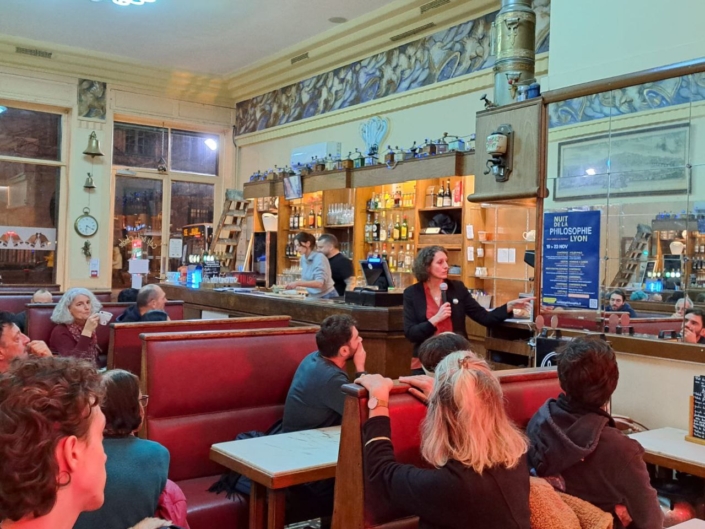 Café-philo : Peut-on être heureux dans un monde en crise ?